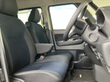 前席は視界が広く、周囲の様子を確認しやすい運転席まわりです。座面と背もたれには落ち着いた色合いのシートを採用し、ゆったり過ごせる空間にまとまっています。