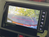 後方の映像に加えてガイド線が表示され、駐車時に車両後方の位置関係を確認する目安になります。周囲を直接確認しながら、落ち着いて駐車操作を行いたい方に便利です。