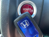 【Hondaスマートキー】カバンやポケットに入れたままでもドアの施錠・解錠が可能なスマートキーを装備。エンジンのオン・オフ時もカギを取り出す必要が無いからとっても便利です♪