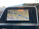 画面には地図と現在地周辺の道路が表示され、目的地までのルート確認に役立ちます。画面脇に操作ボタンがまとまり、必要な情報を確認しやすい配置です。