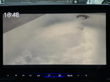 画面表示でテレビ番組などの映像を楽しめる装備です。停車中の休憩時間や待ち合わせの合間に視聴でき、車内で過ごす時間をより快適にしてくれます。操作項目も画面下にまとまり、扱いやすい仕様です。