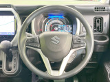 インテリアに合わせたデザインのステアリングは、運転される方のことも考え、運転しやすい形状、大きさです。是非一度、実際に触ってお確かめください。