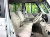 運転席まわりには十分なスペースがあり、大柄な方でもゆったり運転していただける環境です。