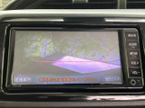 車両後方の様子をモニターで確認でき、駐車時の周囲確認をサポートします。画面にはガイド表示もあり、目視での安全確認とあわせて日常の駐車に役立ちます。