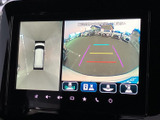 後方映像に加えて周囲を上から見た表示も確認でき、駐車時の安全確認をサポートします。ガイド線と表示切替の選択肢があり、車庫入れの際に周囲との距離をつかみやすい構成です。