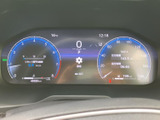 速度や燃料残量などをひと目で確認できる表示を備え、運転中に必要な情報を把握しやすい構成です。中央にも各種案内が表示され、視認性に配慮されています。