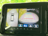 後方映像に加えて車両周辺を俯瞰する画面も表示され、駐車時の周囲確認をサポートします。画面上のガイド線も目安にでき、狭い場所での切り返しや駐車に活用いただけます。