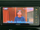 画面を通じて映像や字幕を楽しめるため、停車中のひとときにも活用できます。表示の文字や映像が見やすく、同乗者と一緒に内容を確認しやすいところも、日常使いでうれしいポイントです。