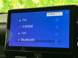 FM・AMラジオやBluetoothなど、複数の音源を画面から選べます。よく使うメニューを確認しながら切り替えられるため、通勤やお出かけなど日常の車内で便利に活用できます。