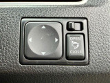 【電動格納ミラー】運転席のスイッチで、ドアミラーの開閉や角度の調整ができます。