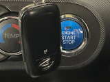【キーフリーシステム】カバンやポケットに入れたままでもドアの施錠・解錠が可能なスマートキーを装備。エンジンのオン・オフ時もカギを取り出す必要が無いからとっても便利です♪