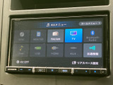 画面に複数の音源メニューが並び、利用したい項目を見つけやすい構成です。音楽再生やラジオなど、普段使うオーディオ機能を画面から選べて、日々の移動に活用できます。