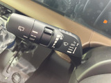 表示が見やすく、操作内容を確認しながら扱えるレバーです。運転席から手を伸ばしやすい位置にあり、天候や視界の変化に応じた操作を行う際にも使いやすく、日常の運転を支えます。