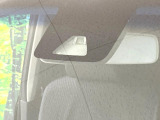 【スマートアシスト】走行中に前方の車両等を認識し、衝突しそうな時は警報とブレーキで衝突回避と被害軽減をアシスト。より安全にドライブをお楽しみいただけます。