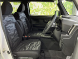 前席は窓が大きく、運転席から周囲を見渡しやすい開放的な空間です。柄入りのシートと落ち着いた色合いでまとめられ、足元にもゆとりを感じられます。