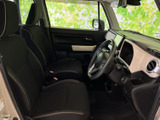 運転席と助手席は黒を基調とした落ち着いた室内で、前方や左右の窓から周囲を見渡しやすいレイアウトです。座面と背もたれにはゆとりがあり、日々の移動もくつろいでお過ごしいただけます。
