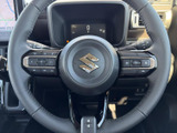 手元の左右にスイッチが配置され、運転姿勢を大きく変えずに各種機能へアクセスできます。メーターやナビとの位置関係も把握しやすく、日常の運転をサポートする使い勝手に配慮されています。