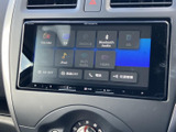 ラジオやBluetooth Audioなど、選べる音源が画面に並び、使いたい機能を探しやすい表示です。音楽やラジオを日々の移動に合わせて選べる、便利なオーディオ装備です。