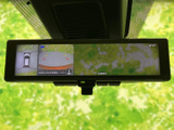車両周辺の映像を画面で確認でき、駐車や後退時の周囲確認をサポートします。上から見た表示もあり、車両の位置や周辺の状況を把握したい場面で役立つ装備です。