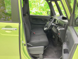 運転席まわりは前方の視界が広く、周囲を確認しやすいレイアウトです。シートや足元にもゆとりが感じられ、乗り降りしやすい開口部とともに毎日の移動を快適に支えます。