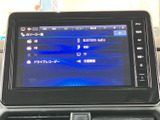 AVソースの一覧が画面に表示され、ラジオやBluetooth Audioなど選べる項目を確認できます。表示を見ながら使いたい音源を選べるので、日常の移動中にも便利です。