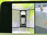 後方の映像と車両周囲を俯瞰した表示を切り替えて確認でき、駐車時の安全確認に役立ちます。ガイド線も表示されるため、周囲との距離感をつかむ際の目安にできます。