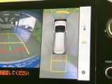 後方の映像に加え、車両を上から見たような周囲の表示も確認できます。駐車枠や障害物との距離感をつかみやすく、狭い場所での駐車や切り返しをサポートしてくれます。