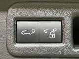 【パワーバックドア】スマートキーや運転席のボタンを押すだけでリアゲートが自動で開閉します!荷物を持っている時や、高い位置にあるバックドアを閉める際に便利な機能です♪