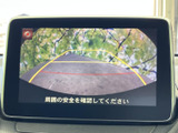 画面に後方の様子とガイドラインが表示され、駐車時に周囲との距離を確認する目安として活用できます。画面表示を見ながら後退でき、日々の駐車をサポートする便利な装備です。