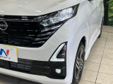 【LEDヘッドライト】悪天候や夜間走行時も良好な視界を確保し安心して運転できる高輝度LEDヘッドライトを装備!点灯速度が早く、消費電力も抑えられています。