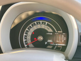 速度表示やシフト位置、燃料残量など、運転に必要な情報をまとめて確認できます。表示の配置が見やすく、時刻や外気温も把握しやすいため、日々の運転を落ち着いてサポートします。
