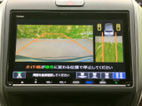 後方の映像に加えて進路の目安となるガイド線が表示され、駐車時に周囲の位置関係を確認しやすい装備です。画面の案内も見やすく、車庫入れや切り返しの際に便利にお使いいただけます。