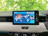 テレビ番組を画面に表示でき、停車中の休憩時間などに映像を視聴できます。画面内の情報が見やすく、目的地でひと息つく時間や待ち時間を車内で過ごす際にも便利です。