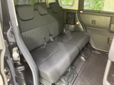 後席は横並びの座面にヘッドレストを備え、同乗者がくつろぎやすい空間です。ドア側から乗り降りしやすく、家族でのお出かけや送迎にも活躍します。