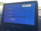 FM・AM・テレビ・交通情報の項目が画面に並び、目的に合わせて選びやすい表示です。必要な情報や音声を切り替えながら、日々の移動に活用いただけます。