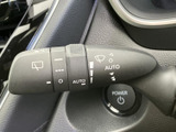 レバーに各種マークやAUTO表示があり、操作内容を目で確認しやすい構成です。手元で扱えるため、天候が変わる場面でも必要な操作にアクセスしやすく便利です。