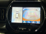 車両周囲を複数の視点から画面で確認でき、駐車時など周囲の状況を把握したい場面に役立ちます。表示切り替えにも対応し、目視確認を補助してくれます。