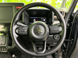 ステアリングまわりに各種スイッチが集約され、運転姿勢のまま手元で操作しやすい構成です。メーターや周辺の表示も確認しやすく、日常の運転で使う機能にアクセスしやすくなっています。