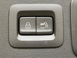 【パワーバックドア】スマートキーや運転席のボタンを押すだけでリアゲートが自動で開閉します!荷物を持っている時や、高い位置にあるバックドアを閉める際に便利な機能です♪