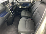 運転席と助手席は落ち着いた色合いでまとめられ、座面の柄が室内にほどよいアクセントを添えています。前方を見渡しやすい視界と足元の空間があり、毎日の乗車も快適です。