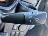 レバーには方向指示やライトに関するマークが記され、AUTOの表示も確認できます。必要な操作の目印が手元にまとまり、運転中も表示を見ながら扱いやすい配置です。