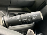 レバーには各種表示がまとめられ、必要な操作を確認しやすい設計です。運転席から手を伸ばしやすい位置にあり、日常の運転をサポートする装備として活躍します。