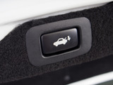 スイッチ操作でトランクリッドの自動開閉が行えます。電子キー本体のワイヤレス機能や運転席のスイッチからでもオープン操作が可能です!高級車ならではの快適装備です!!