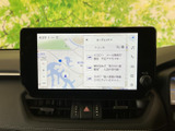 画面に地図と案内情報が表示され、目的地までの道順を確認しながらお出かけいただけます。見やすい位置に設置されており、操作や画面確認もしやすいナビゲーション画面です。