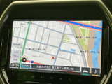地図上で現在地や周辺の道路を確認でき、目的地までのルート確認に役立ちます。画面内にメニューも表示され、案内設定などの機能へアクセスしやすい構成。お出かけ前の経路確認にも便利です。