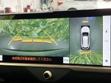 後方映像に加えて車両周辺を見渡す表示も備わり、駐車時の周囲確認をサポートします。ガイド表示を目安にできるため、狭い場所での取り回しにも便利です。