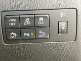 【スマートシティブレーキサポート】低速走行中に前方の車両等を認識し、衝突しそうな時は警報とブレーキで衝突回避と被害軽減をアシスト。より安全にドライブをお楽しみいただけます。