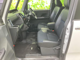 前席からはフロントガラス越しの視界が広がり、運転席まわりも見渡しやすい配置です。シートには身体を預けやすい形状が採用され、落ち着いて過ごせる車内空間となっています。