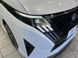【LEDヘッドライト】悪天候や夜間走行時も良好な視界を確保し安心して運転できる高輝度LEDヘッドライトを装備!点灯速度が早く、消費電力も抑えられています。