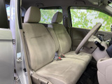 明るい色合いのシートと見通しのよい窓で、運転席まわりに開放感があります。前席は左右がつながる形状で、乗り降りの際にもゆとりを感じられる空間です。